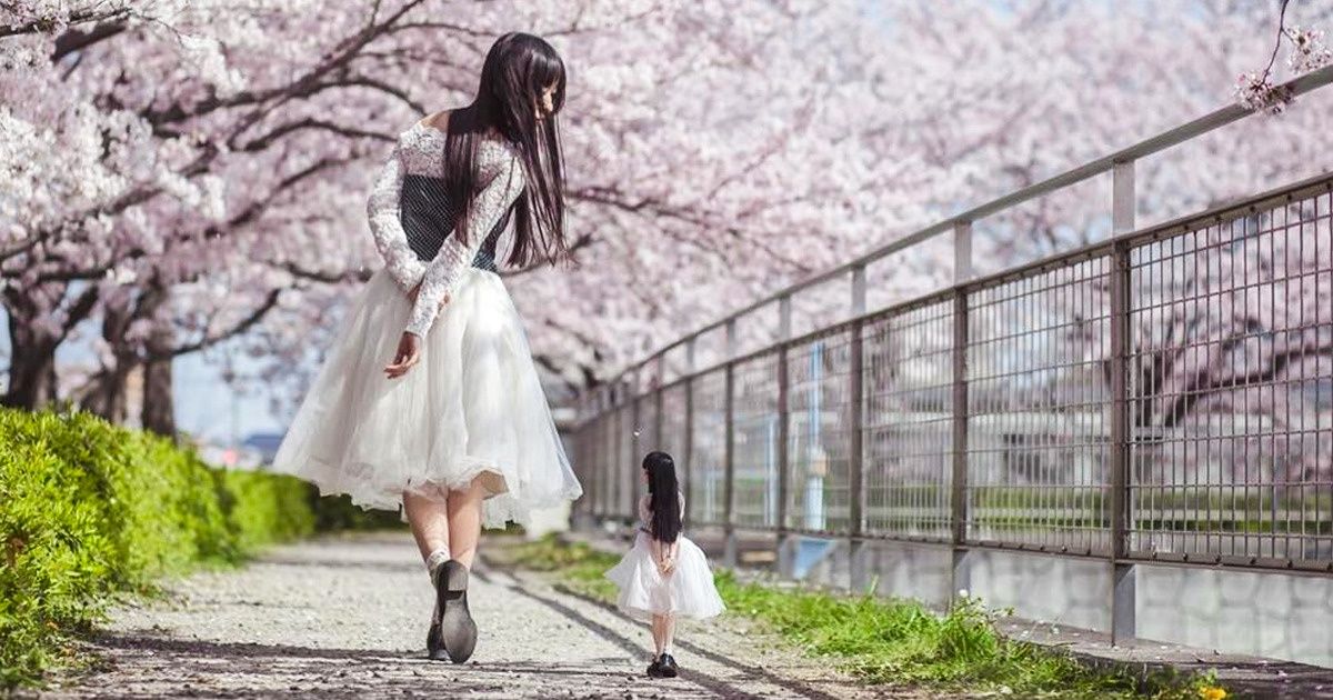 Modelo viaja com uma mini-clone pelo Japão e cria fotos fascinantes