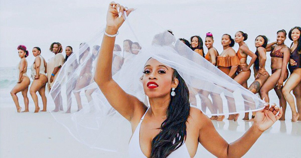 Esta noiva juntou 34 mulheres para serem suas madrinhas (isso sim é um megacasamento) Esta noiva juntou 34 mulheres para serem suas madrinhas (isso sim é um megacasamento)