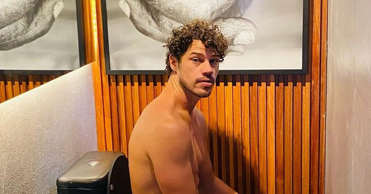 Por que os homens estão desafiando os tabus e passando a fazer xixi sentados Por que os homens estão desafiando os tabus e passando a fazer xixi sentados