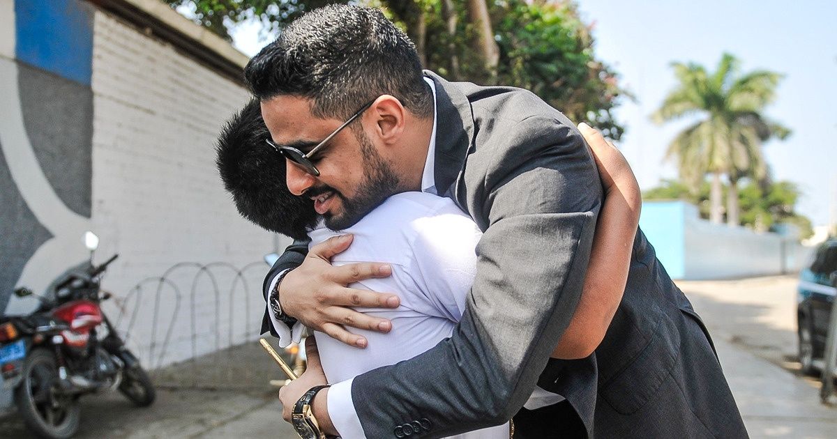 Empresário árabe muda a vida de um garoto peruano que fazia lição de casa na rua, sob um poste de luz Empresário árabe muda a vida de um garoto peruano que fazia lição de casa na rua, sob um poste de luz