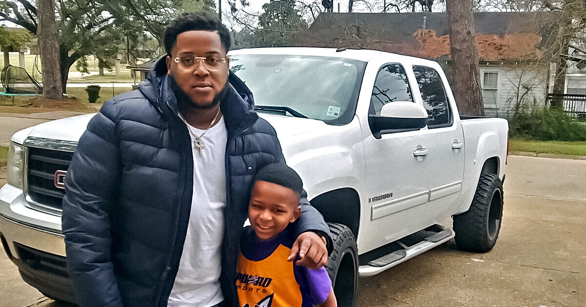 Como um estranho generoso transformou a vida de um garoto que brincava com lata de lixo na rua