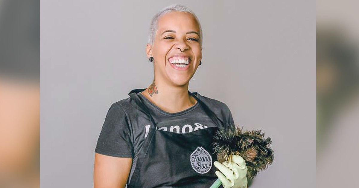 Faxineira brasileira faz sucesso ao criar página defendendo a dignidade da profissão Faxineira brasileira faz sucesso ao criar página defendendo a dignidade da profissão