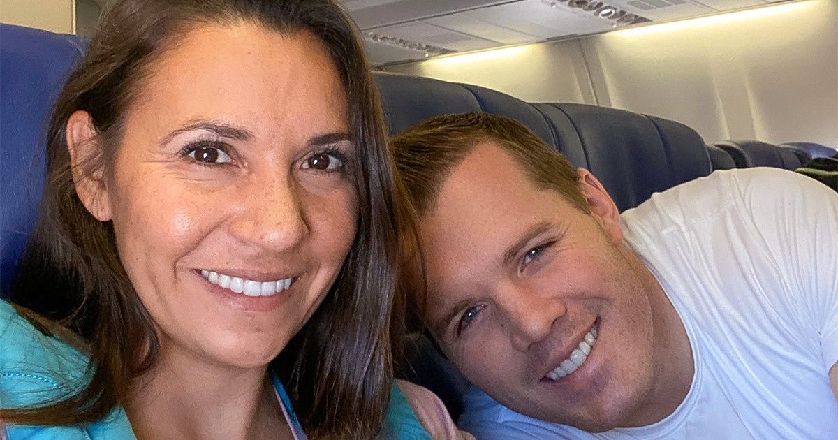 Um casal voltava para casa com a filha, recém-adotada aos 8 dias de vida, e fez um chá de bebê no avião