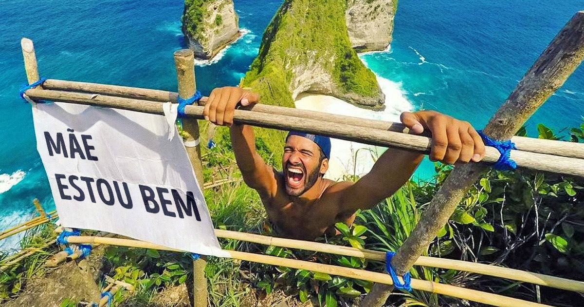 Rapaz viaja o mundo com cartaz escrito “Mãe, estou bem”