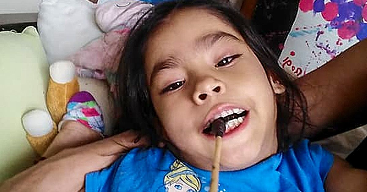 Regina segura os pincéis com a boca e estas são suas obras de arte Regina segura os pincéis com a boca e estas são suas obras de arte