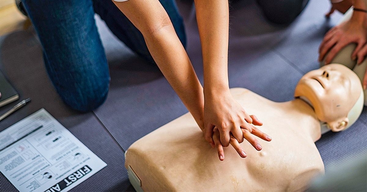 Projeto ensina crianças de escolas públicas a salvar vidas através da reanimação cardiorrespiratória