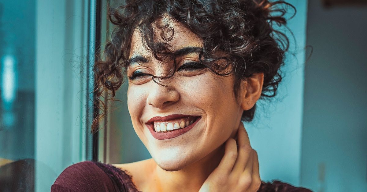 Conheça o “curly method”, que ajudará você a ter cachos lindos e hidratados