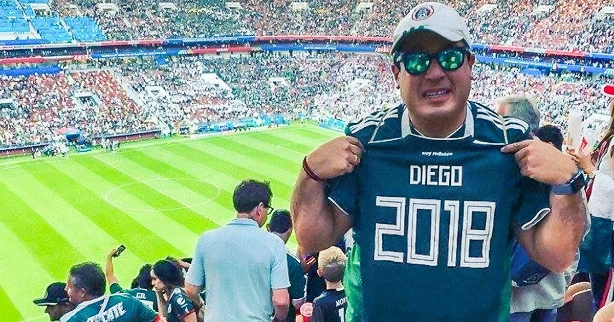 A comovente história do torcedor mexicano que perdeu esposa e filhos pouco antes da Copa, mas decidiu homenageá-los na Rússia