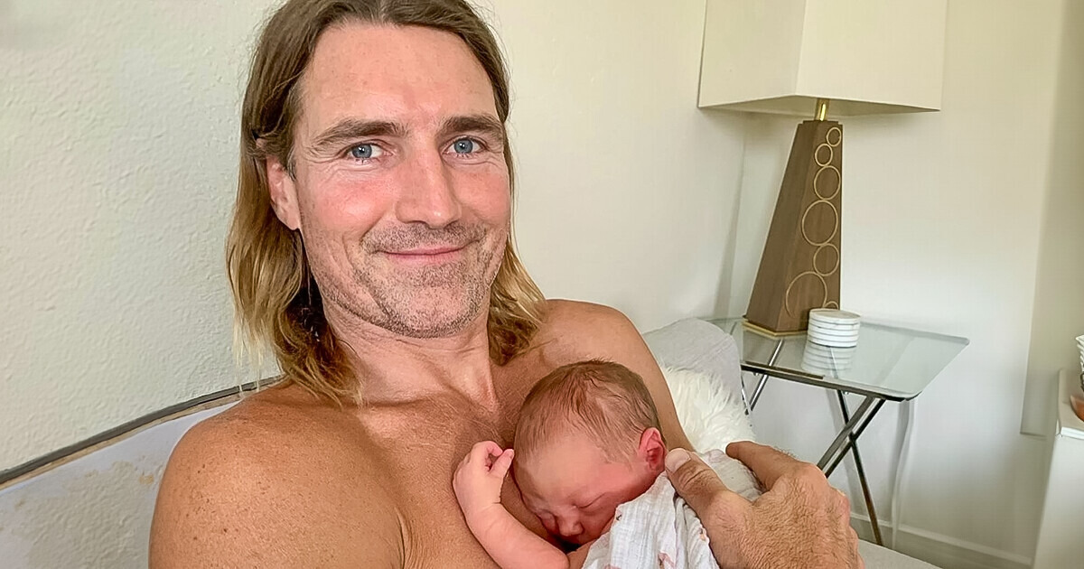 Pai angustiado voa da Austrália aos EUA para impedir a ex de entregar sua filha recém-nascida para adoção Pai angustiado voa da Austrália aos EUA para impedir a ex de entregar sua filha recém-nascida para adoção