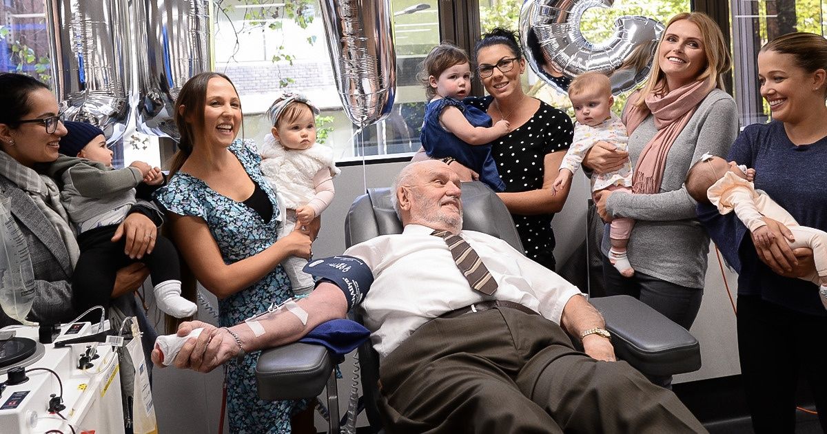 James Harrison, o homem do ’braço de ouro’ que salvou mais de 2 milhões de bebês ao fazer mais de mil doações de sangue James Harrison, o homem do ’braço de ouro’ que salvou mais de 2 milhões de bebês ao fazer mais de mil doações de sangue