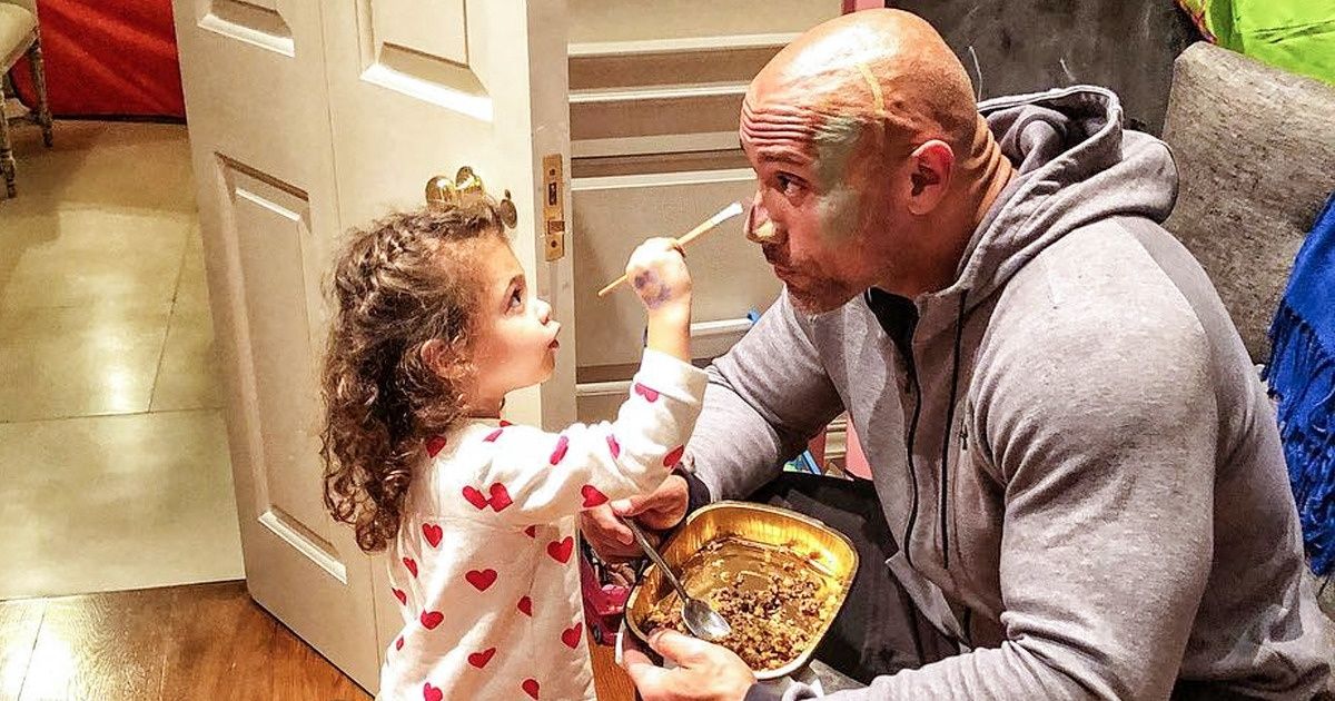 The Rock ostenta montanha de músculos em foto de derivado de