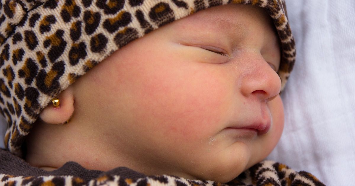 Por que furar as orelhas do seu bebê pode não ser uma boa ideia