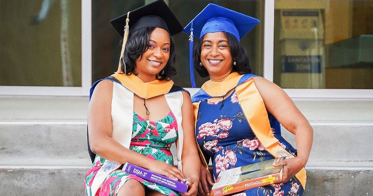 Mãe volta a estudar após fazer uma pausa por conta da maternidade e se forma com a filha Mãe volta a estudar após fazer uma pausa por conta da maternidade e se forma com a filha
