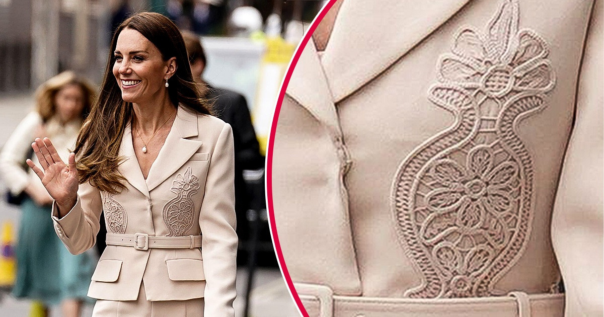 14 Vezes em que celebridades incluíram mensagens secretas em seus looks 14 Vezes em que celebridades incluíram mensagens secretas em seus looks