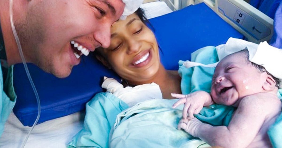 Um pai falava com sua filha enquanto ainda estava no útero da mãe. Ao nascer, sua reação à voz dele é uma das coisas mais doces de todos os tempos