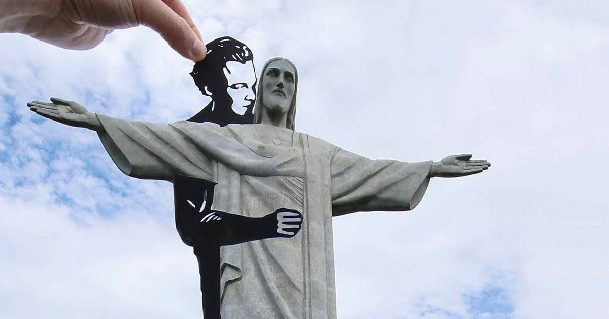 O fotógrafo que faz montagens em papel pra lá de curiosas