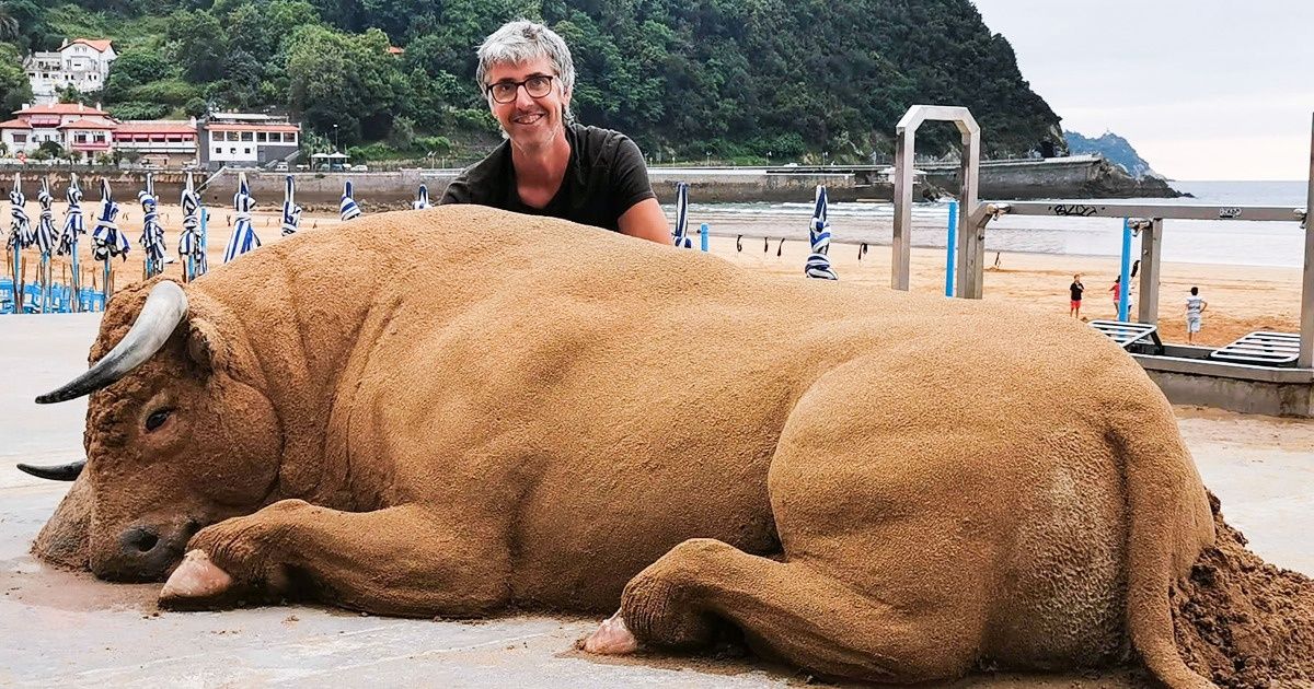 O artista que cria esculturas de areia tão perfeitos que é difícil crer que não são reais O artista que cria esculturas de areia tão perfeitos que é difícil crer que não são reais