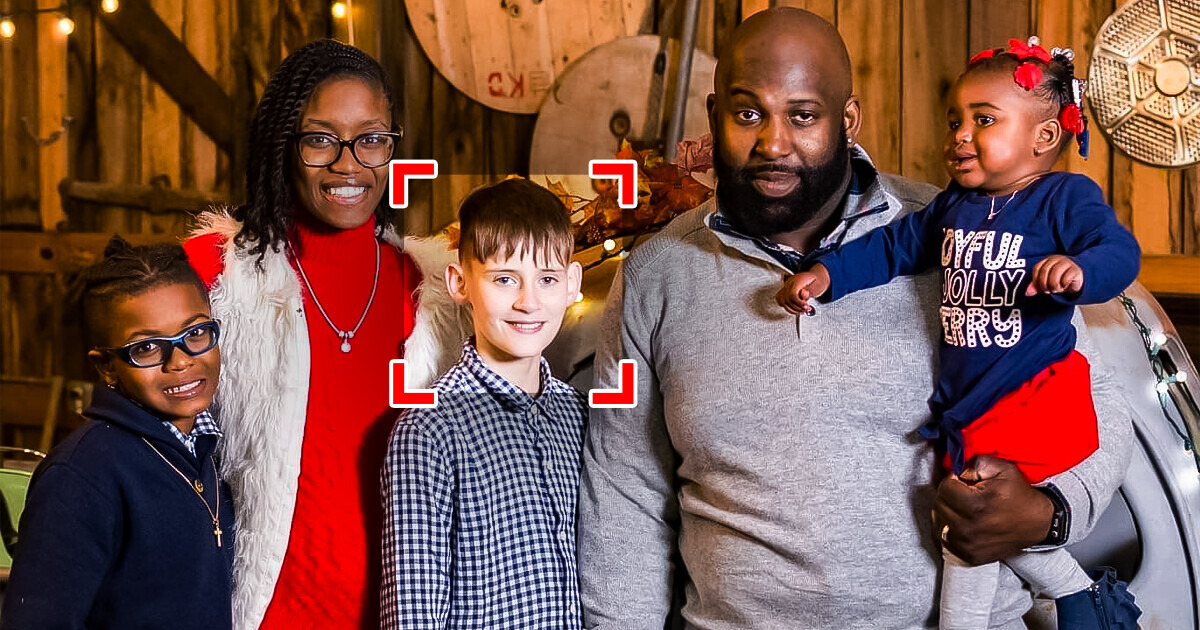 Garoto órfão tem seu maior sonho realizado pelos pais do seu melhor amigo: “O amor não tem cor”