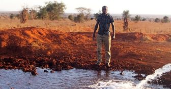 Ele é o ’transportador de água’ do Quênia, um herói sem capa que salva centenas de animais todos os dias