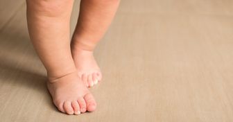 Segundo a ciência, andar descalço ajuda no desenvolvimento de seu filho