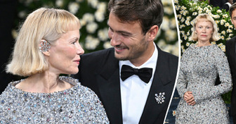 A chegada de Pamela Anderson ao Met Gala chamou atenção por dois motivos inesperados