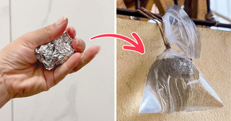 O que pode acontecer se você colocar uma bola de papel alumínio em um saco com água
