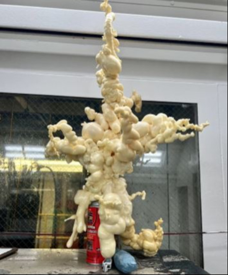 “A maneira como essa lata de espuma em spray explodiu”