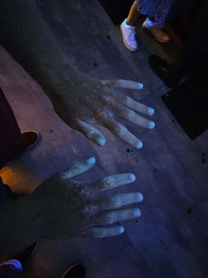  "Minhas mãos sob uma luz UV"