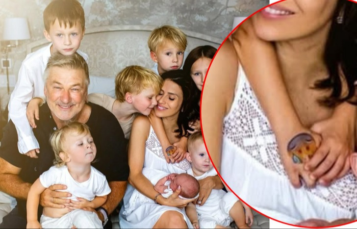 Após 7 filhos, esposa de Alec Baldwin faz lifting de mamas e chama atenção