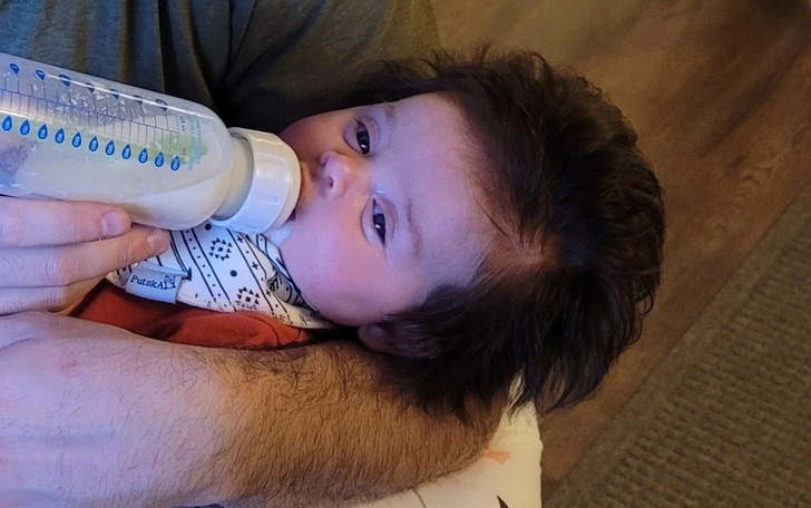 2. "A quantidade de cabelo que minha filha tinha aos 2 meses!"