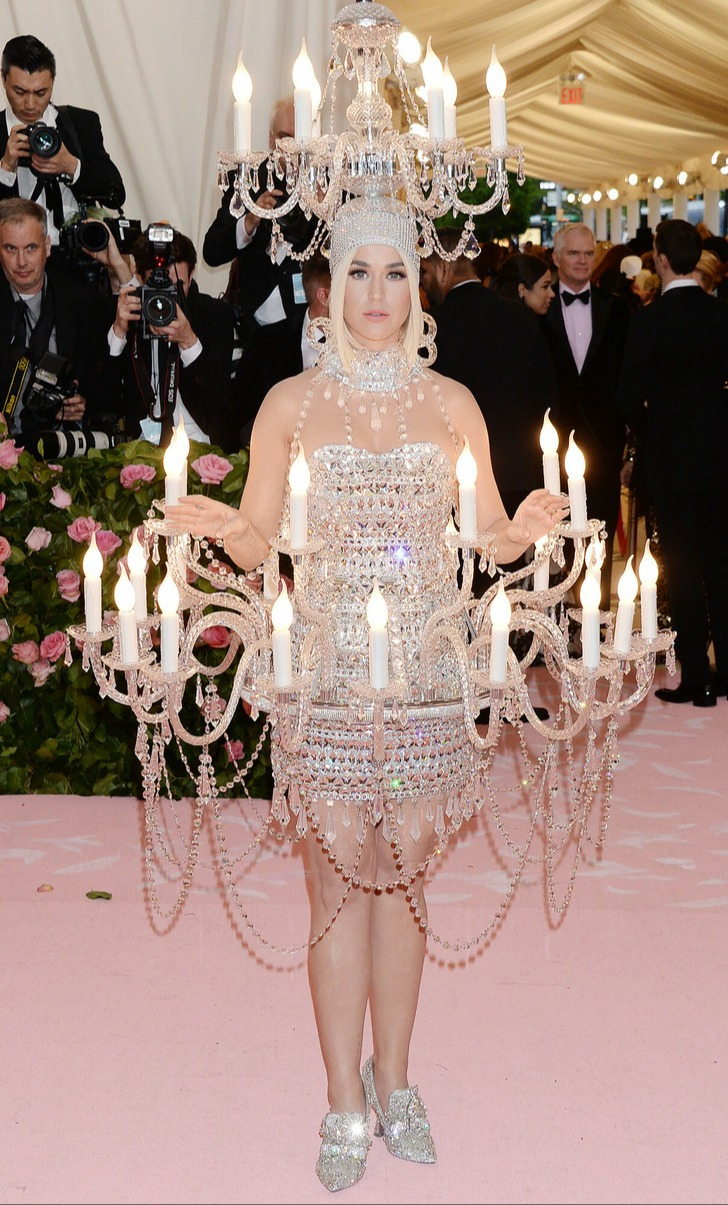 O vestido dramático de Katy Perry realmente chamou a atenção no Met Gala de 2019