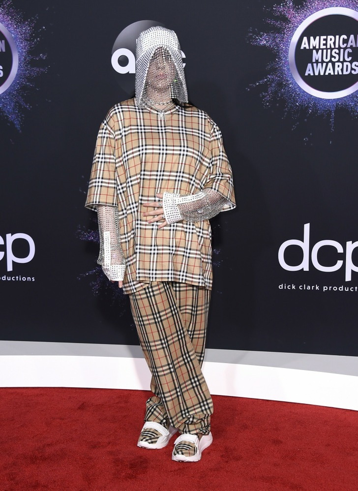 Billie Eilish comparece ao American Music Awards com um conjunto estranho e chamativo, Los Angeles 2019