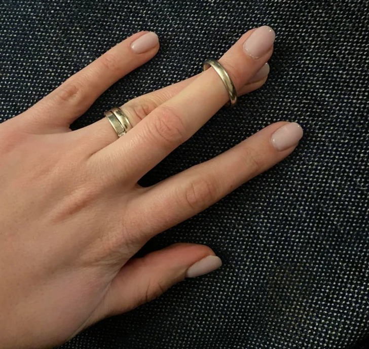 "Posso colocar facilmente dois dos meus dedos na aliança de casamento de meu marido"