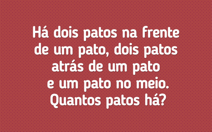 Há dois patos na frente de um pato, dois patos atrás de um pato