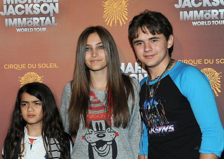 Ap s Anos Os Tr s Filhos De Michael Jackson Fazem Rara Apari o E 