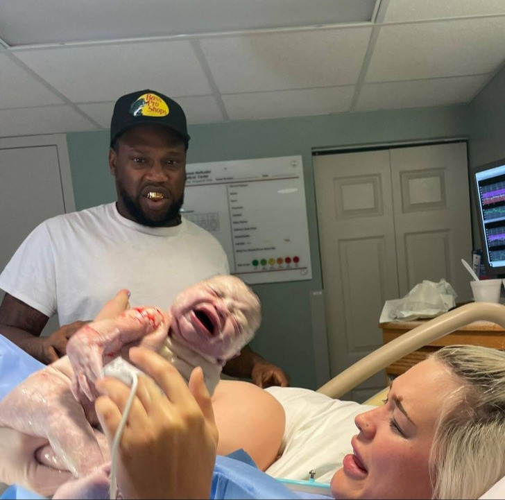 Quando o bebê finalmente nasceu, o carrancudo pai de três filhos ficou ali parado, como se não pudesse acreditar no que via. 