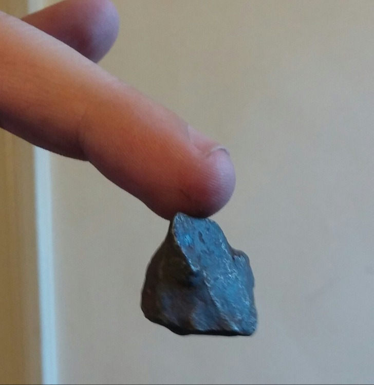 "Um meteorito que comprei grudou no implante magnético do meu dedo"
