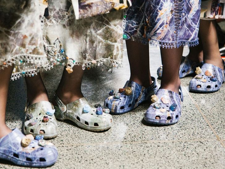 10 Segredos de marketing da marca Crocs, que calça o mundo inteiro em sandálias  de plástico / Incrível