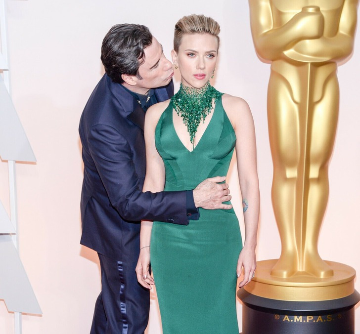 John Travolta tentou beijar Scarlett Johansson
