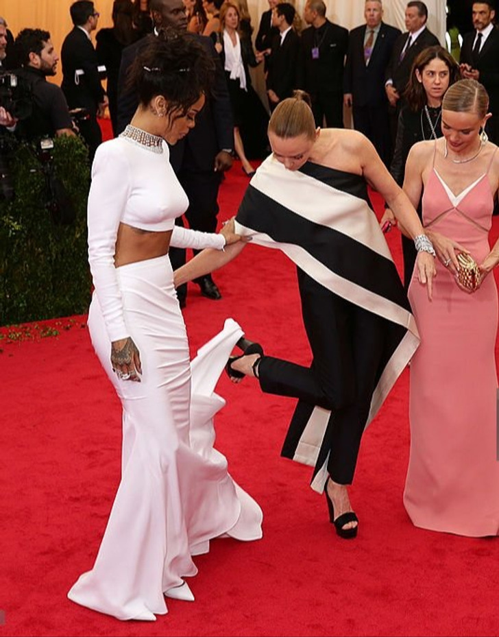 Acidentalmente, Stella McCartney quase estragou o vestido de Rihanna