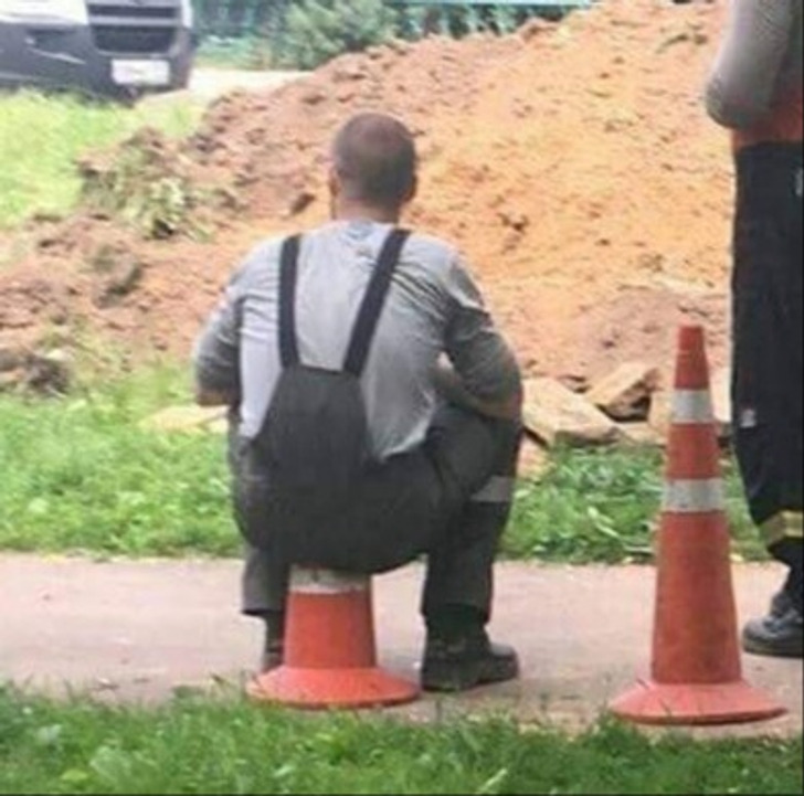 "Pausa rápida no canteiro de obras da estrada"