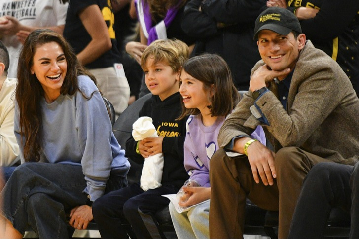 Filhos de Ashton Kutcher e Mila Kunis fazem primeira aparição pública, e muita gente notou a mesma coisa