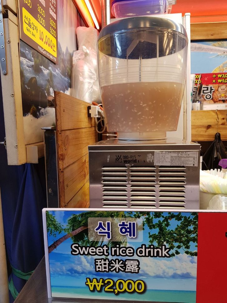 Tradicional comida de rua coreana com tradução de dakkochi de espetos de  frango coreanos