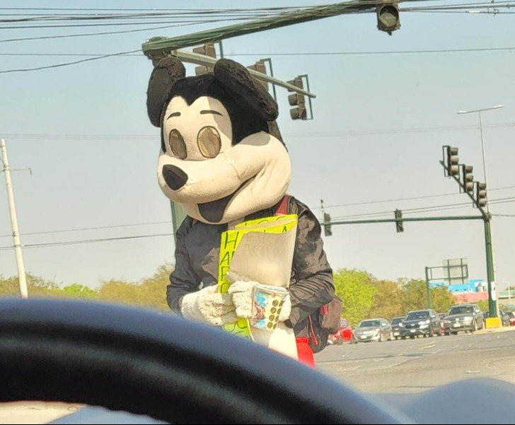 2. "O irmão estranho do Mickey"