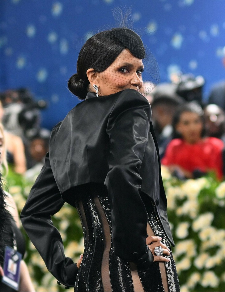 Enquanto alguns fãs aplaudiram sua escolha ousada de moda e celebraram sua confiança aos quase 60 anos
