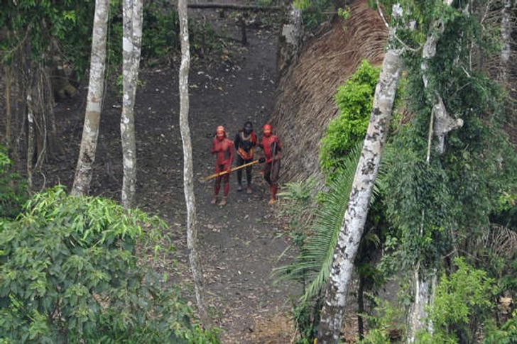 Ele diverte as pessoas ao mostrar a vida das tribos, que é diferente da nossa