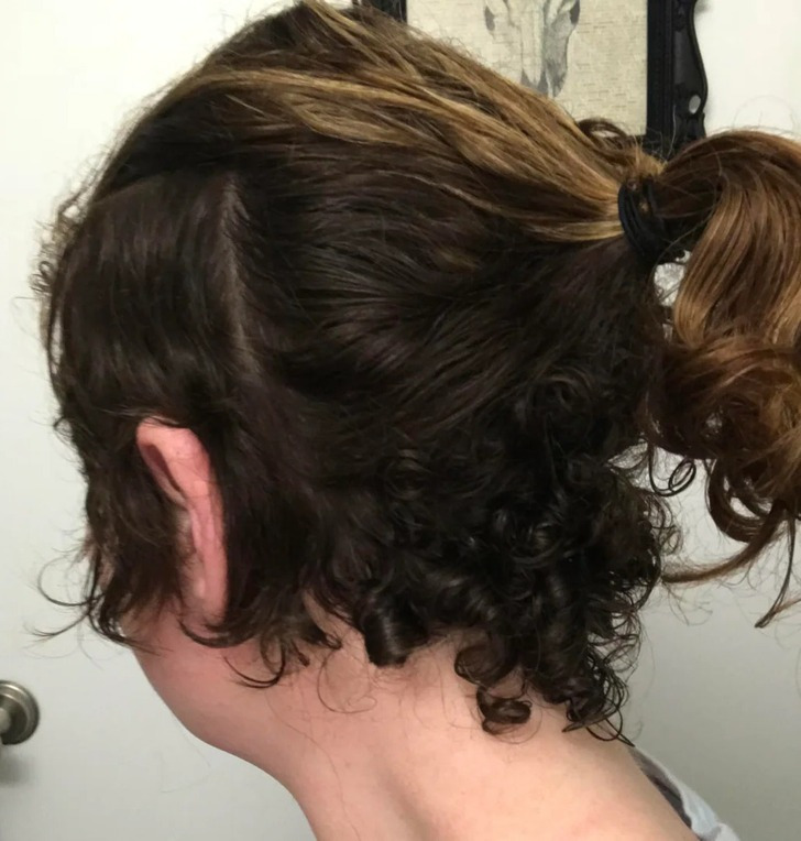 5. "Metade do meu cabelo está voltando a crescer liso e a outra metade, cacheado"