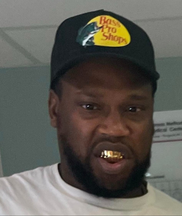 Quando sua companheira viu as fotos pela primeira vez, não pôde deixar de rir alto. 