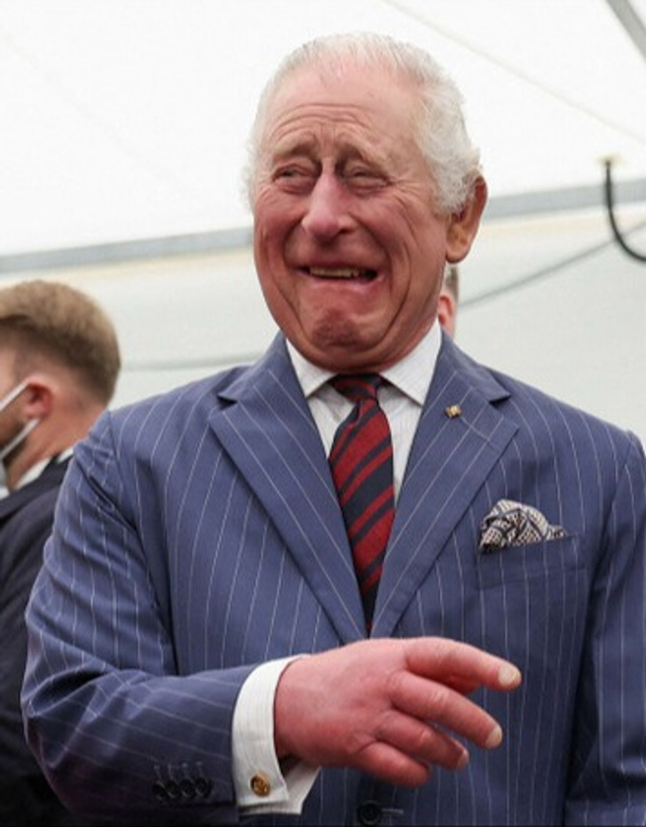 O rei Charles III foi visto com um furo na meia durante uma visita oficial