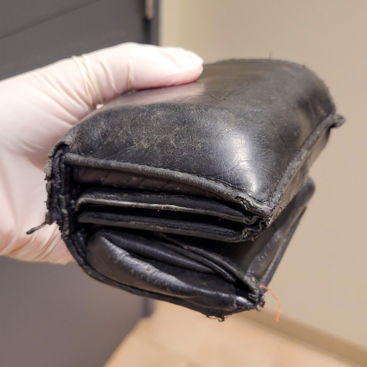 2) "A enorme 'carteira de papai' desse colega de trabalho"